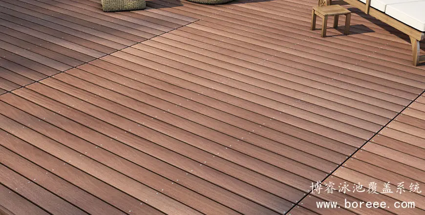 木质地板的电动泳池盖